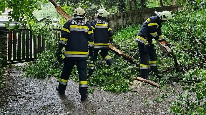 Feuerwehrleute im Unwettereinsatz