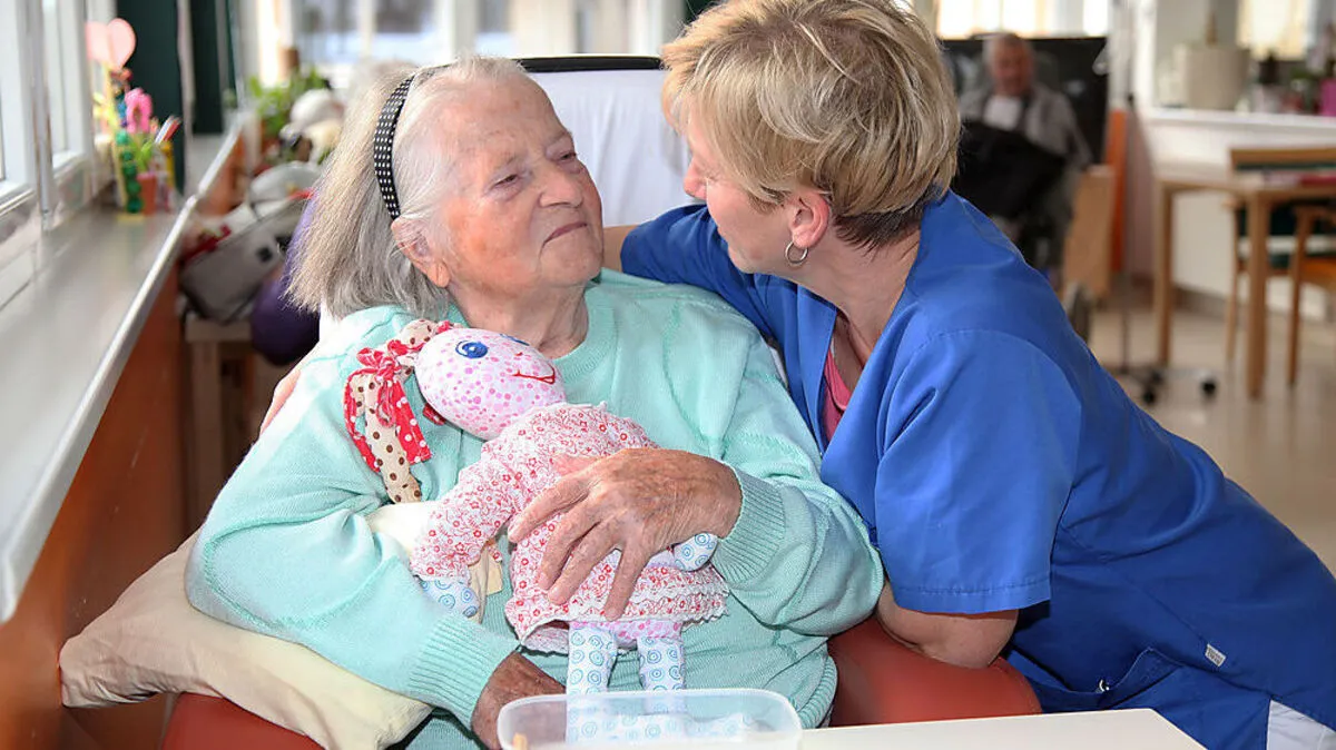 Wertschätzender Umgang mit den Bewohnern: Mitarbeiterin Brigitte Schurz und Stefanie Thalmann 