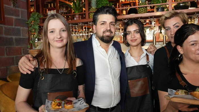 Jouan Ismail (Mitte) kam vor 12 Jahren als syrischer Flüchtling nach Österreich, hat immer sehr zielstrebig gearbeitet und freut sich, in der Franchise-Gruppe eine große Familie gefunden zu haben, die sich gegenseitig hilft. Er führt die Niederlassung Spittal mit 12 Angestellten