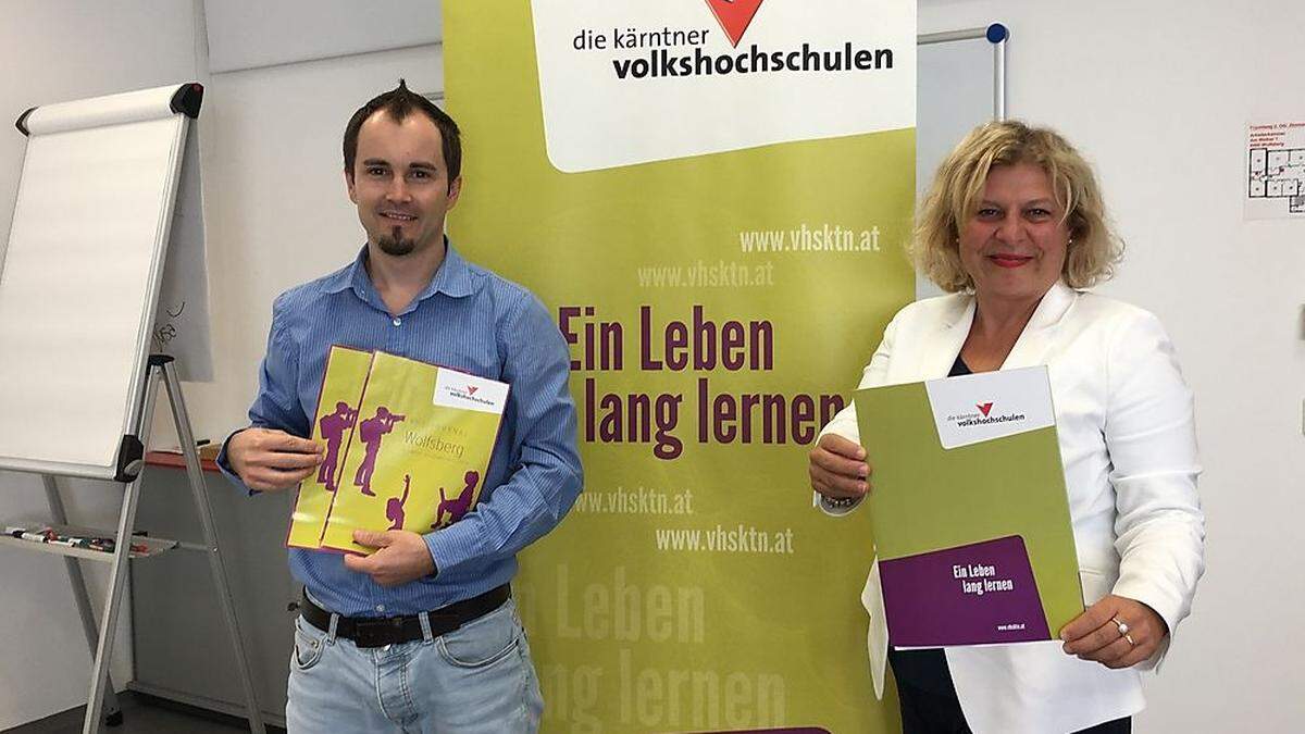 Mathias Kuchernig von der Volkshochschule Wolfsberg und Beate Gfrerer, Geschäftsführerin der Volkshochschule Kärnten