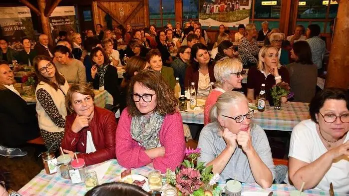Rund ein Drittel der Bauernhöfe in Österreich wird von Frauen geführt. Wie Bäuerinnen Beruf, Familie und Generationen unter einem Dach meistern, stand am Dienstagabend im Mittelpunkt des diesjährigen „Bäuerinnen After-Work-Treffs“ im Pavillon Niederwölz.