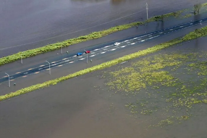 Zwischenzeitlich wurde er zu einem Tiefdruckgebiet herabgestuft, sorgte aber bei seinem Weg gen Südosten weiter für ungewöhnlichen heftigen Regen und Überschwemmungen.