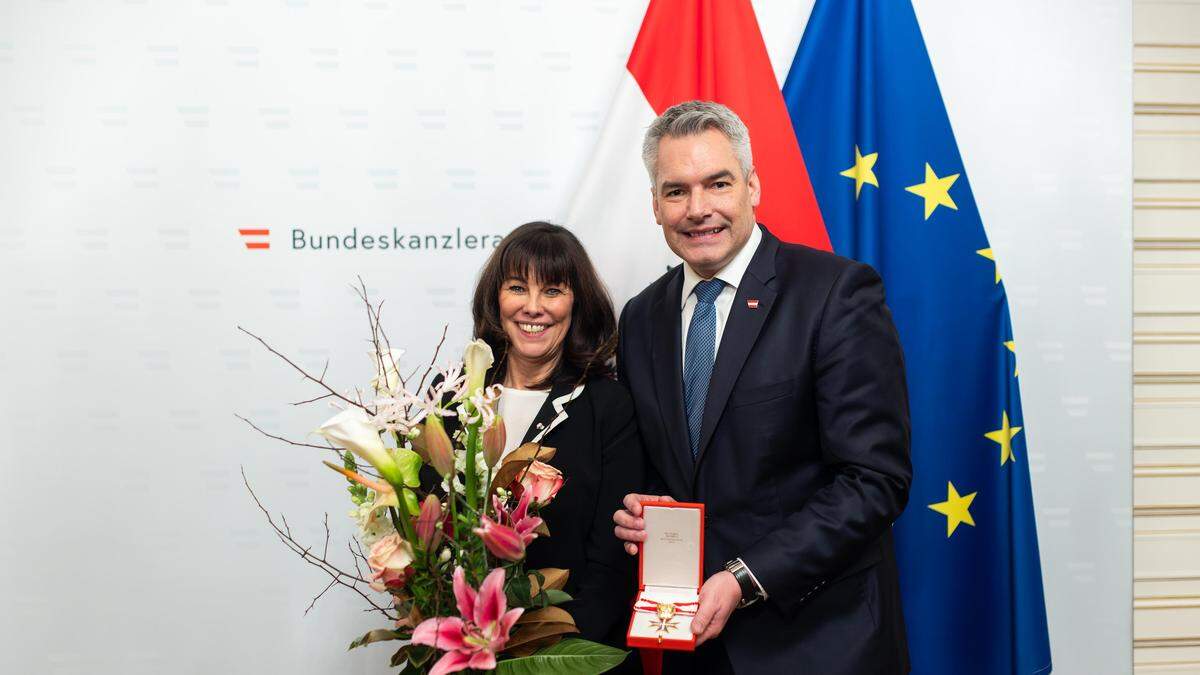 Bundeskanzler Karl Nehammer überreichte Martha Schultz das Ehrenzeichen