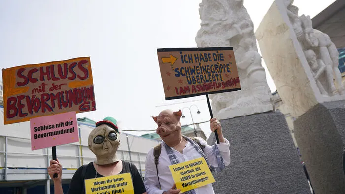 In der Wiener Innenstadt hat am Freitagnachmittag trotz Untersagung eine Kundgebung gegen das Corona-Maßnahmenpaket der Bundesregierung stattgefunden.