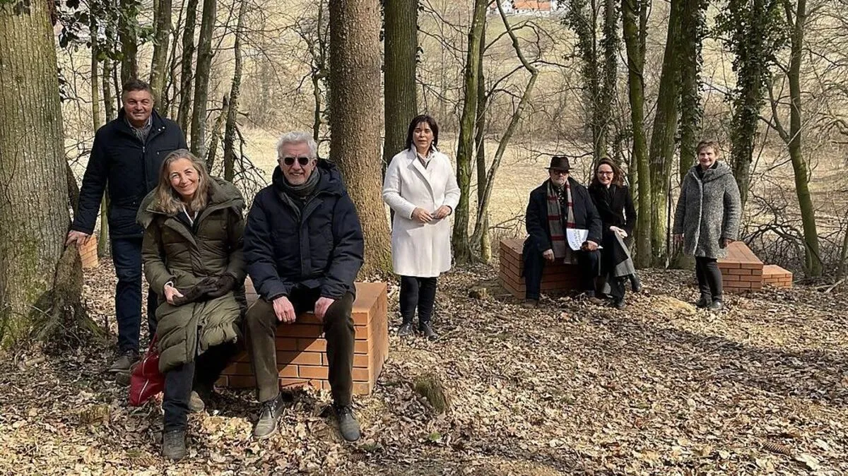 Gerhard Meixner, Elisabeth Fiedler, Peter Pakesch,  Agnes Totter, der Künstler Pedro Cabrita Reis, Alexia Getzinger und Elisabeth Triebl (v.l.) inmitten der "Versammlung"