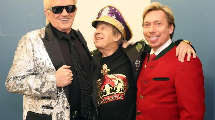Die Kulturhalle Sinabelkirchen wurde zur Bühne für die „Band für Steiermark“. Das Benefizkonzert, 1986 von Rocklegende Alex Rehak initiiert und heuer gemeinsam mit Markus Krisper (Recordshop-Austria) organisiert, verbindet seit vier Jahrzehnten Musik mit sozialem Engagement zugunsten von „Licht ins Dunkel“. Für Rehak war es zugleich ein Abschied: Er organisierte den Abend zum letzten Mal und zieht sich aus der aktiven Rolle zurück – das Projekt selbst soll weitergeführt werden. 