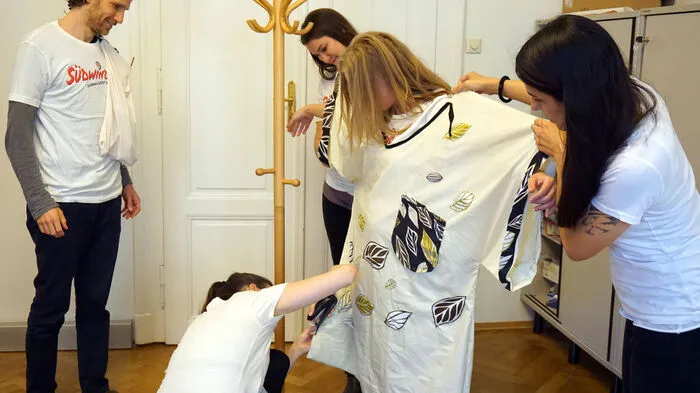 Im Rahmen der "Fashion Revolution Week" machen Südwind-Aktivisten auf die oft katastrophalen Arbeitsbedinungen in der Modeindustrie aufmerksam.