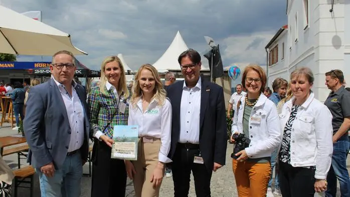 Von links nach rechts: Bezirksobmann Manfred Walter, Hauptorganisatorinnen Sara Zidek-Milionis und Viktoria Hirtl, Bürgermeister Anton Edler, Sabine Paul-Enzinger und Amtsleiterin Christa Schillinger