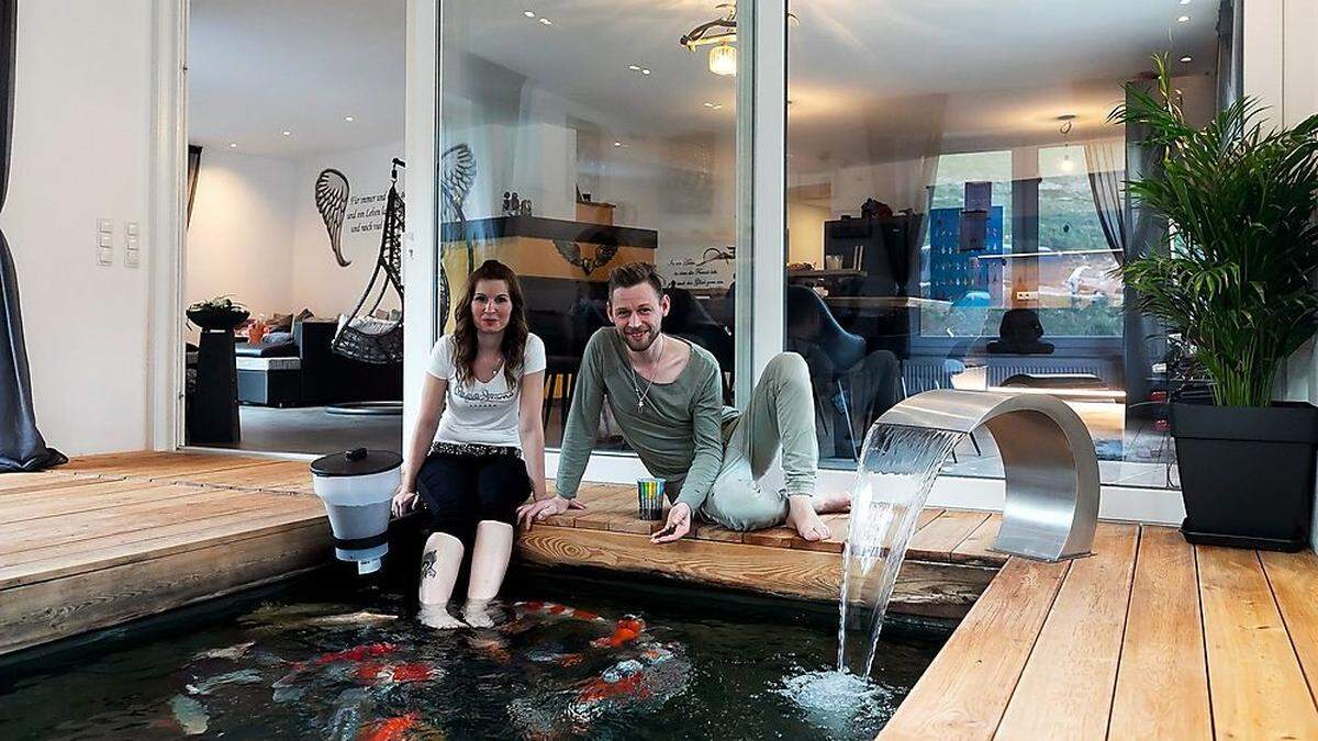 Im Wohnbereich von Melissa und Markus befindet sich ein Becken mit 25 japanischen Koi-Karpfen.