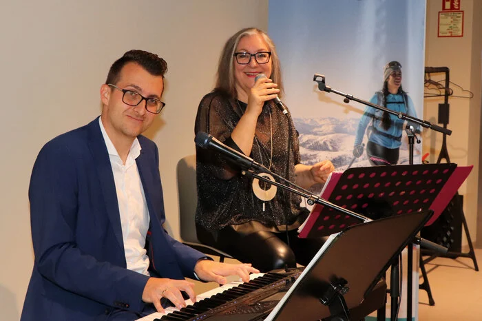 Für die musikalische Unterhaltung sorgte BlueNotes mit Sängerin Gabriele Kari und Gerald Santer. 