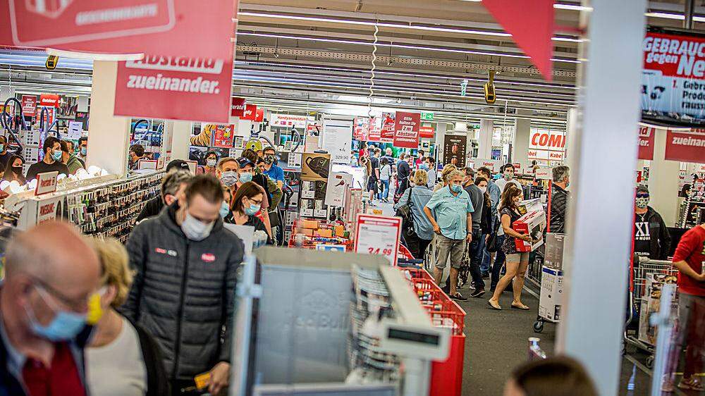 Ansturm bei der Ladenöffnung Media Markt Klagenfurt