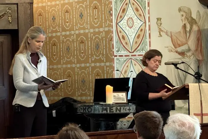 In diesem Theatergottesdienst mit Szenen aus Texten, die von Anna Hackl getreu aufgezeichnet wurden, erzählte das Trio um die evangelische Diözesankantorin Sybille von Both eine bewegende Geschichte sensibel agierend mit viel Musik
