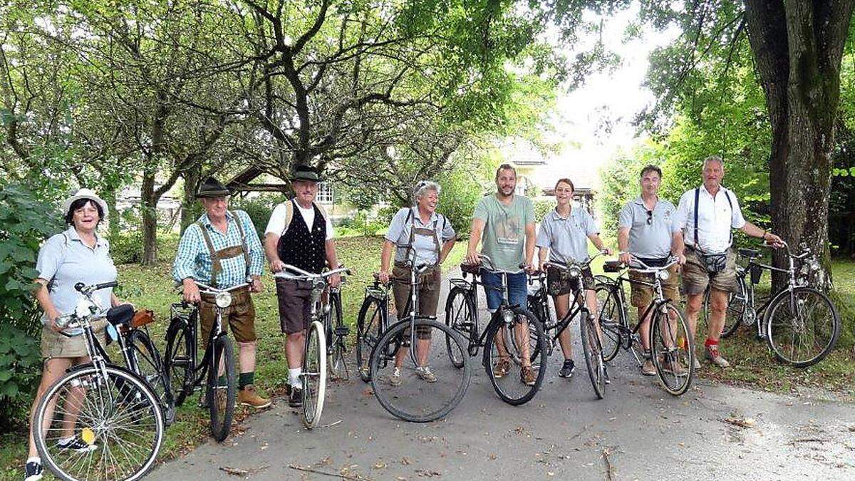 Die Mitglieder des Fahrradvereines Preding mit Obmann Franz Demuth tragen bei ihren Ausfahrten steirische Tracht 