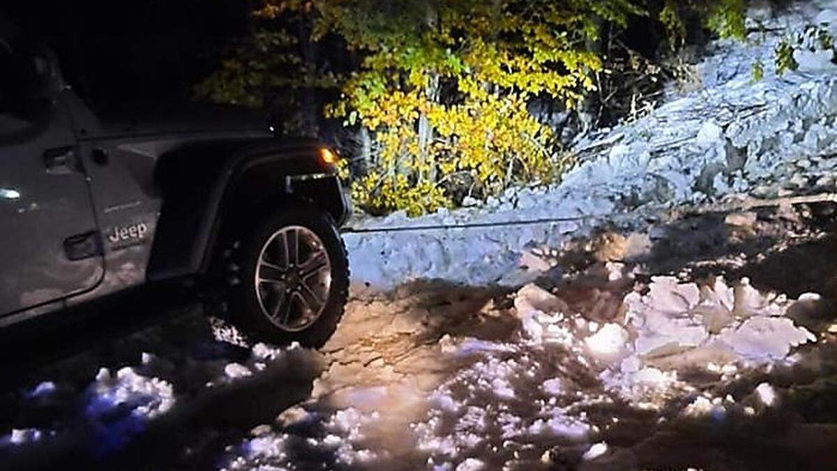 In Ouschena am Fuße des Mittagskogels war ein Pkw im Schnee steckengeblieben. Der FF Latschach gelang es, den Pkw zu bergen