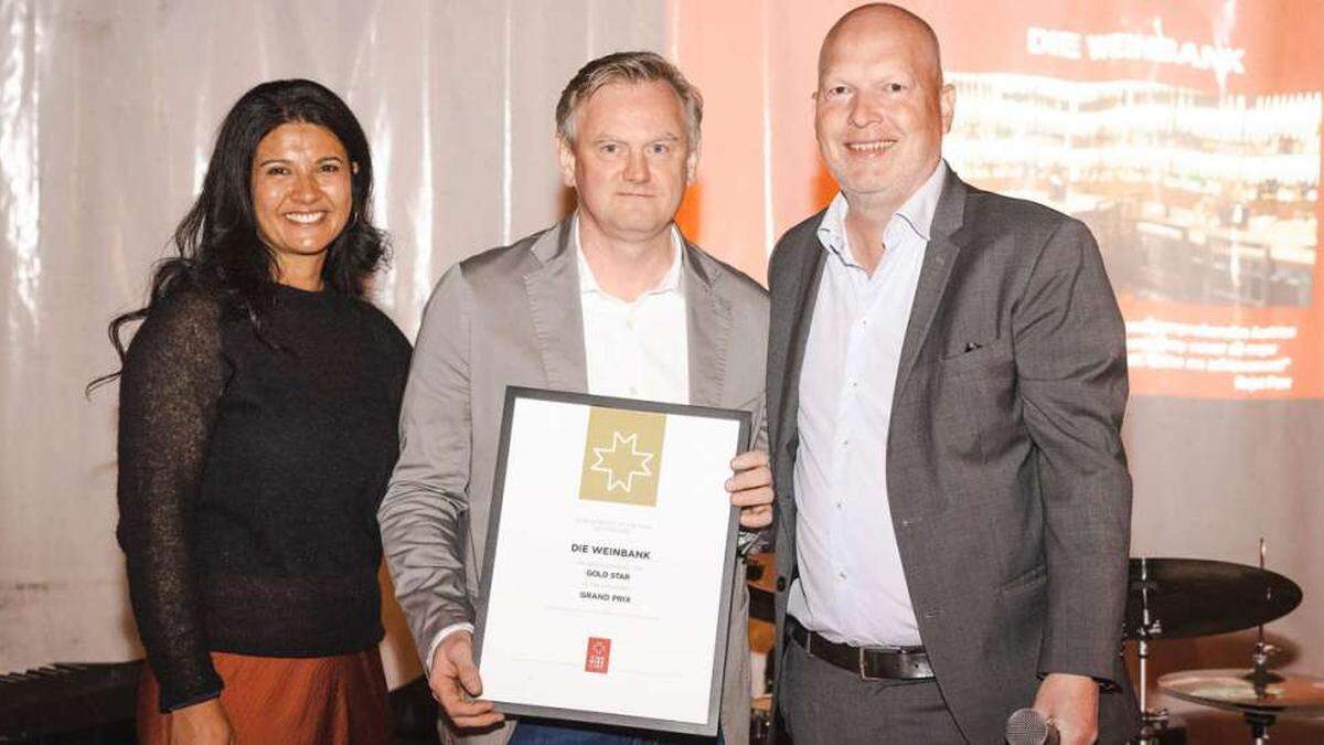 Weinbank-Chef und Sommelier Christian Zach (Mitte) mit der Auszeichnung