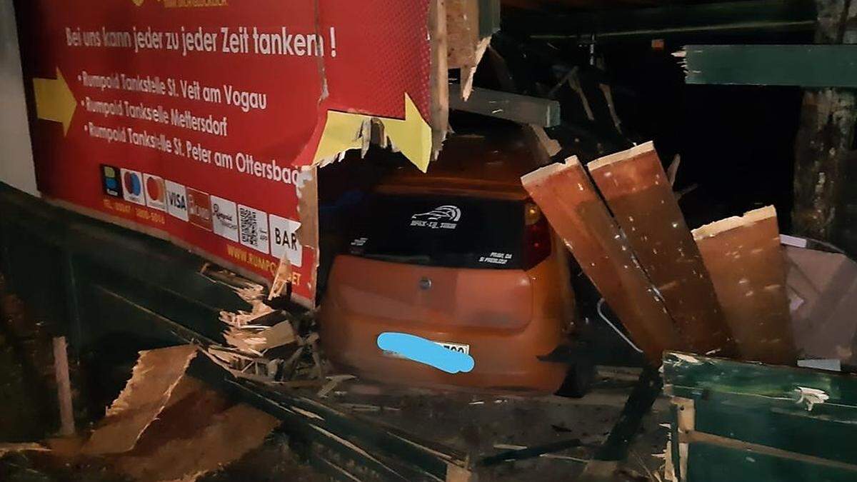 Um das Auto bergen zu können, mussten die Einsatzkräfte Teile der Plakatwand mit der Motorsäge zerschneiden