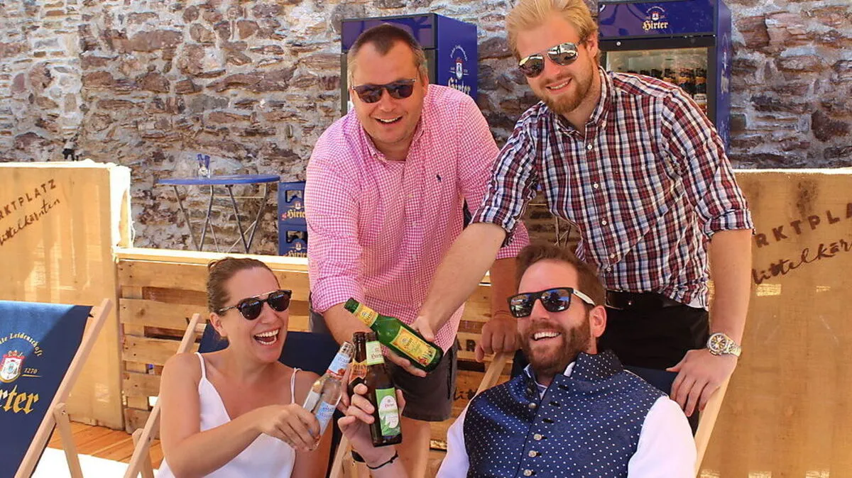 Harald Taupe (links) mit seinen ersten Gästen