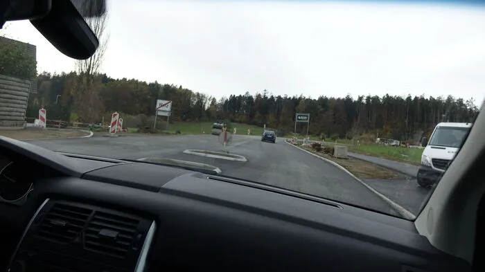 Kurz vor der Weizer Ortstafel beginnt der Radweg, der von Mortantsch nach Weiz führt.