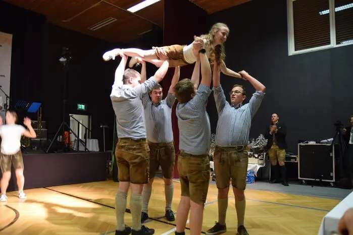 Eröffnet wurde der Abend mit einer lustigen Polonaise der Landjugend St. Kathrein am Offenegg.