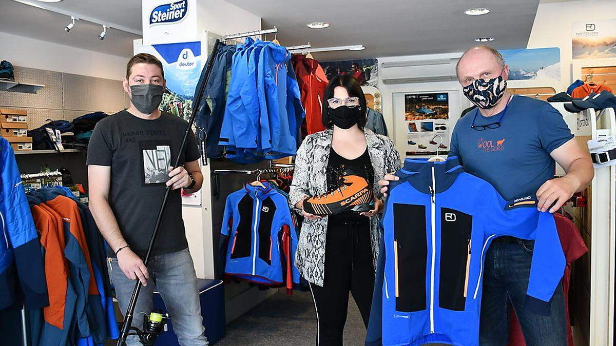 Christoph Ottacher, Selina und Gerhard Steiner von Sport Steiner in Spittal blicken auch mit Maske positiv in die Zukunft