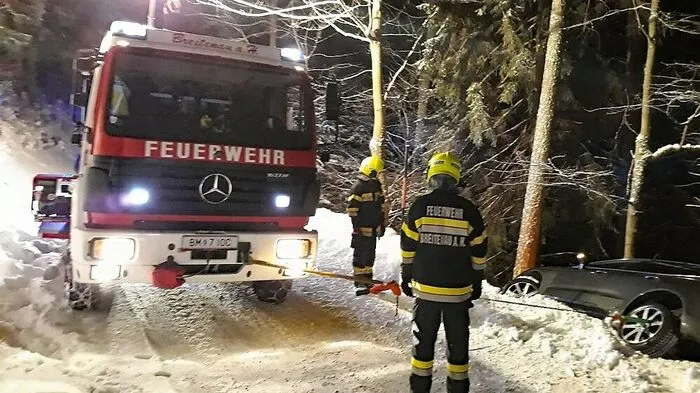 Das Auto wurde aus seiner misslichen Lage befreit
