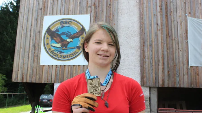 Vor zwei Jahren hat die 16-jährige Anna Moser mit dem Bogensport begonnen. Heuer errang sie den Europameistertitel in ihrer Altersklasse. Den zweiten Sieg konnte sie sich jetzt in der Kategorie Sport in der Region Voitsberg-Leibnitz-Deutschlandsberg holen. Trainiert wird aktuell übrigens für die Weltmeisterschaft Ende Juni in Italien.