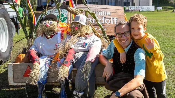 In Lind ob Velden stand am vergangenen Sonntag alles ganz im Zeichen des Erntedanks. Beim bereits 24. Linder Erntedankfest zogen nach dem ökumenischen Gottesdienst, umramt vom MGV Lind.  Erntekrone und geschmückte Wägen wurden anschließend zum Spiel- und Sportplatz, gebracht, wo die Krone gesegnet wurde.

Für Stimmung sorgten anschließend unter anderem der Musikverein Velden, die Line Dancer, die Kindervolkstanzgruppe Villach, die Frauentrachtengruppe Velden, „Die Bocha’s“ und der Jailhouse Rock’n’Roll Club Villach. Auch Kindergarten, Volksschule und Hort Lind ob Velden waren Teil des Festes.