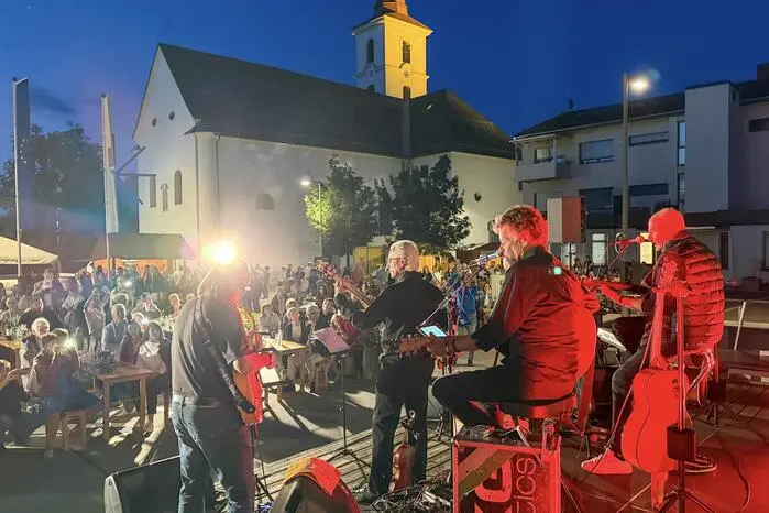 Gemeinsam ließen die Bands den Beatles-Evergreen „Come Together“ erklingen.