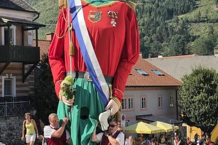 Vom Hotel Rosenhof ausgehend führte der Weg des Samson samt Gefolge, Bürgergarde Murau und Stadtkapelle Murau bis zum Friesacher Tor. 