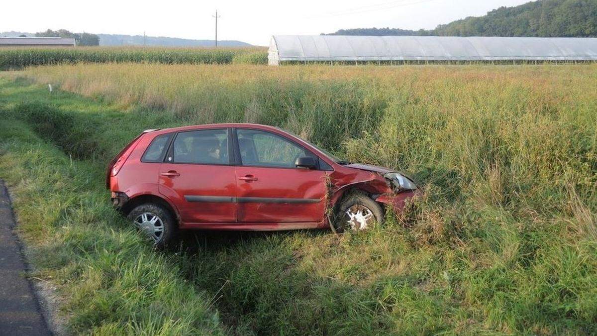 Der Pkw kam in einer Linkskurve von der Fahrbahn ab