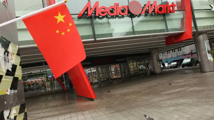 Hintergrund für den Disput ist die Prüfung der EU zur geplanten Übernahme von Ceconomy, dem Mutterkonzern von MediaMarkt und Saturn, durch den chinesischen Onlinehändler JD.com