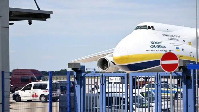 Frachtmaschine vom Typ Antonow AN-124 am Flughafen Leipzig/Halle. Davor stehen mehrere Autos.