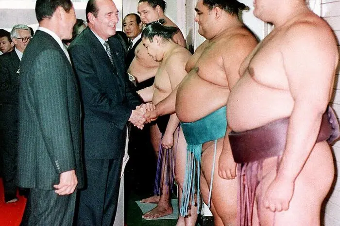 Begrüßt von Sumo-Ringern in Japan anlässlich eines großen Turniers 1996.