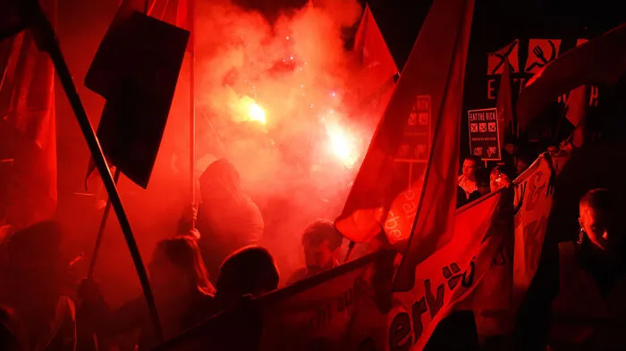 Am Donnerstag kurz vor 19.00 Uhr hat die Gegendemo zum Opernball begonnen. Mehrere hundert Teilnehmer hatten sich in der Johnstraße in Wien-Rudolfsheim-Fünfhaus versammelt und zogen Richtung Innenstadt.