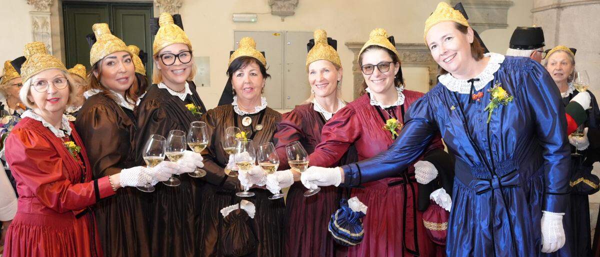 Mit Prosecco stießen die in Seide gekleideten Damen der Spittaler Goldhaubenfrauen auf die 110 Jahre an