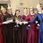 Mit Prosecco stießen die in Seide gekleideten Damen der Spittaler Goldhaubenfrauen auf die 110 Jahre an