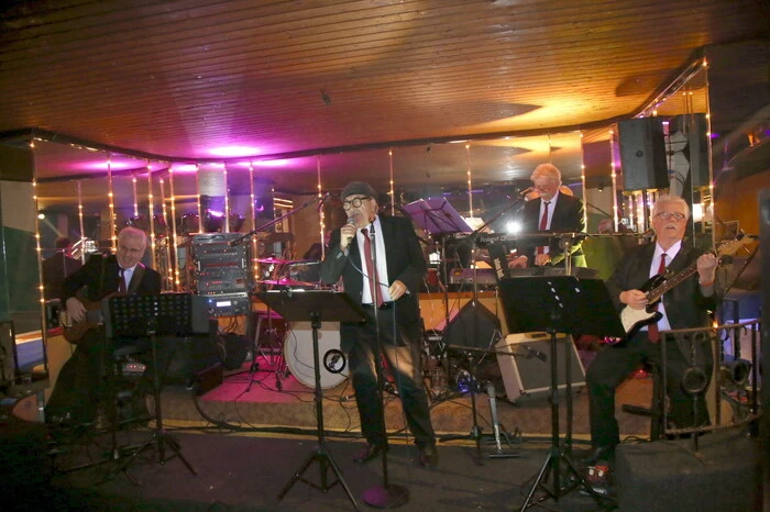 Übrigens: Als Top-Band konnten „The Roletts“ unter Bandleader Freddy Bein (rechts hinten) gewonnen werden. 