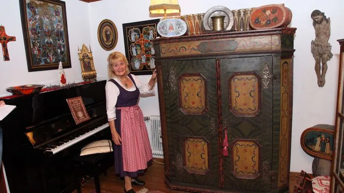Birgit Gabalier neben einem Ausstattungsschrank aus dem Jahr 1789.