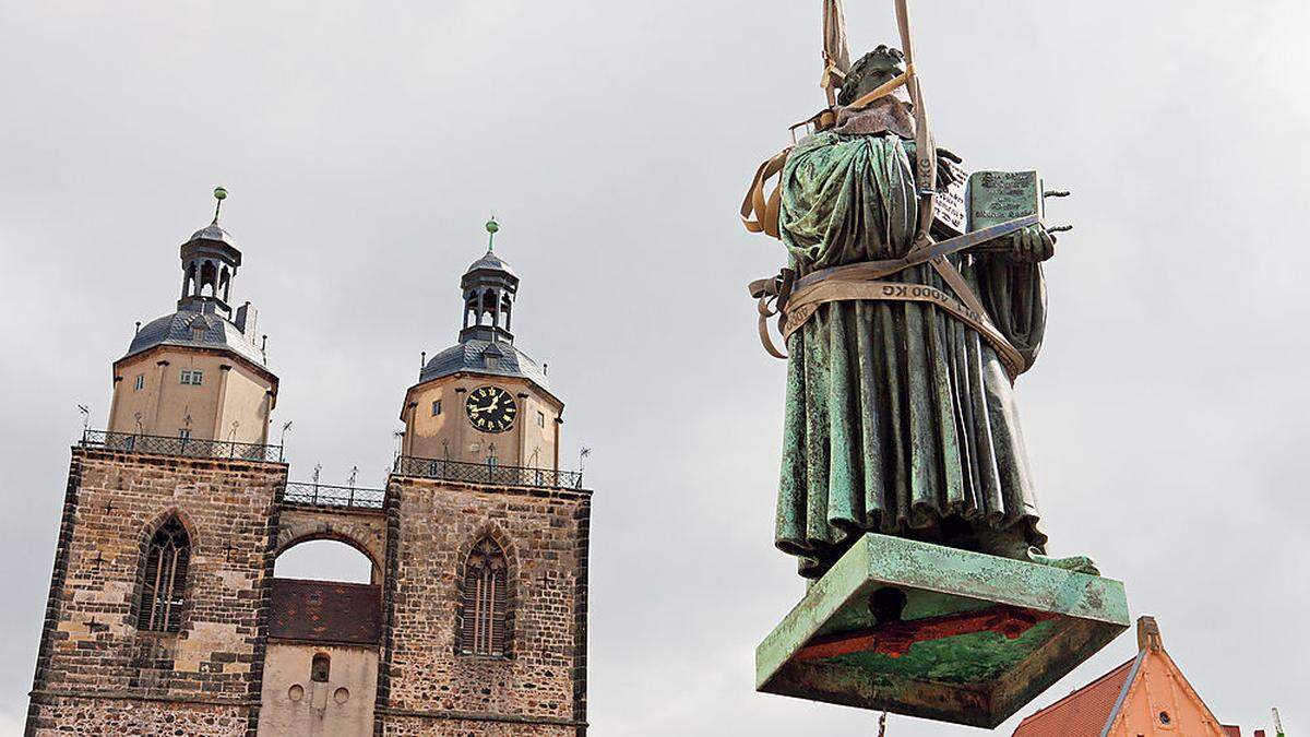 Martin Luther wird in Eisleben zur Reinigung geflogen.