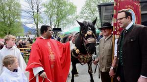Pferdesegnung durch Pfarrer Sibu Vargheese, assistiert von Ministranten, mit Fahnenträger Hans Furtner und Mitorganisator Stephan Dollinger