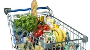 Einkaufswagen mit Lebensmitteln Einkaufswagen mit Lebensmitteln auf weißem Hintergrund. Copyright: xZoonar.com/KlausxOhlenschlägerx 5603846