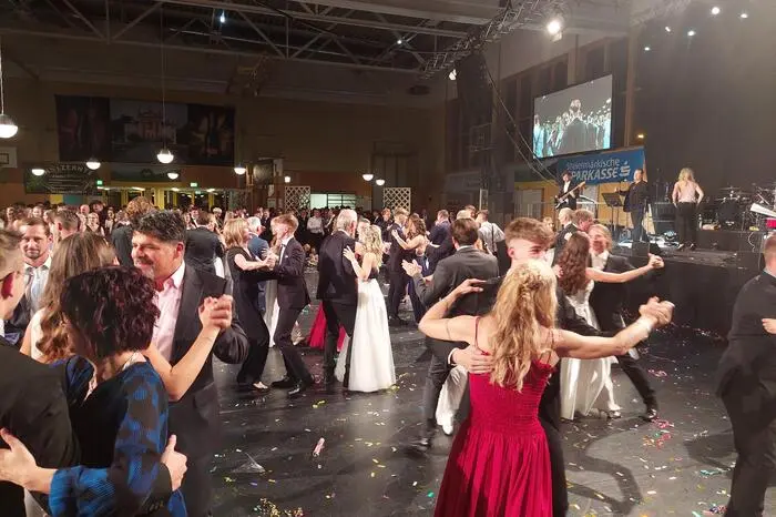...vergnügten sich die anderen auf der Tanzfläche, wo die "Alex Lechner Band“ für Stimmung sorgte. In der Disco legte DJ Raphi G auf.