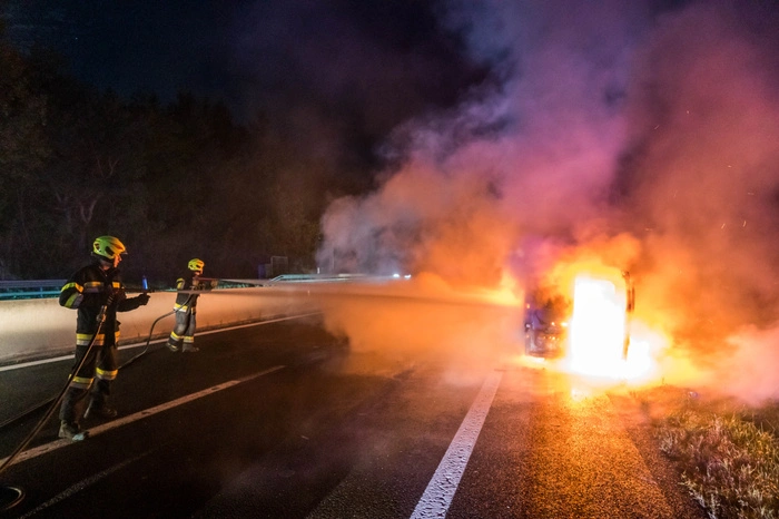 Auf der Südautobahn Richtung Wien verloren Autofahrer Montagfrüh 1,5 Stunden.