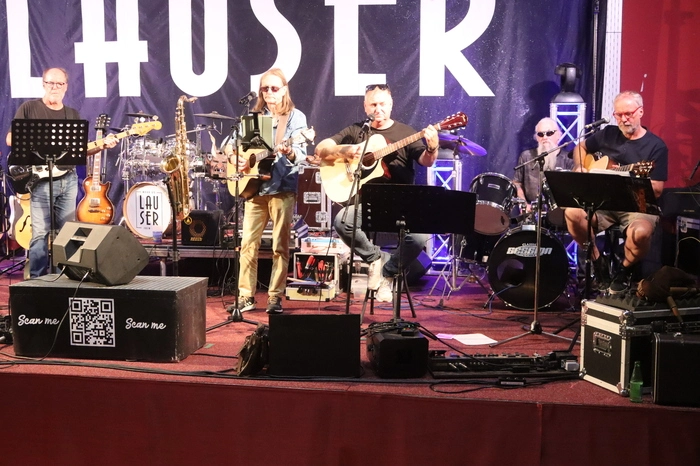 Zu Beginn des Abends spielte Not Stewart mit seiner Band zur Einstimmung im Haus der Musik.