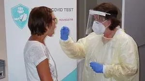 Ein mobiles Testteam nimmt im Hotel die Rachenabstriche vor