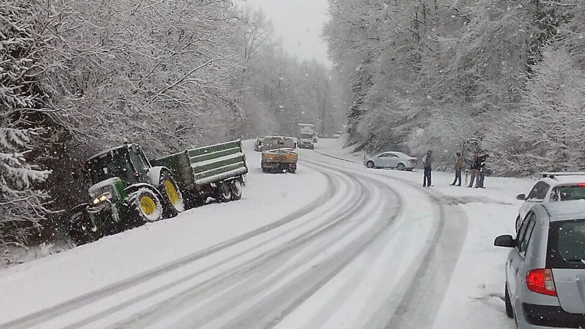 Traktorfahrer lenkte sein Gespann in den Graben, um Schlimmeres zu verhindern