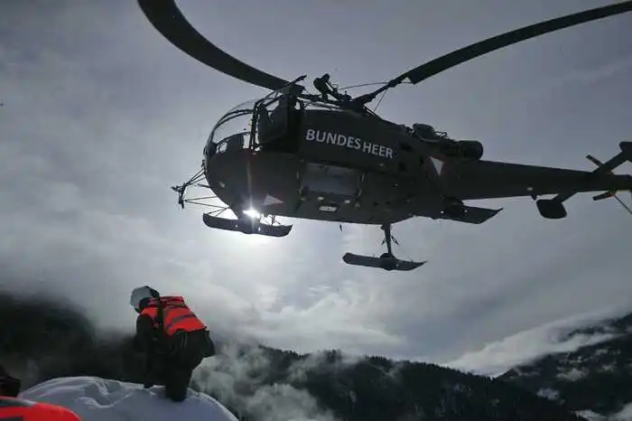 Versorgungsflüge stehen in allen noch abgeschnittenen Bergdörfern seit Montag auf der Tagesordnung.
