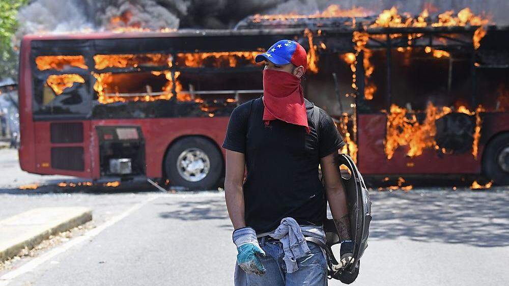 In der Hauptstadt Caracas kam es am Dienstagabend zu gewalttätigen Auseinandersetzungen.