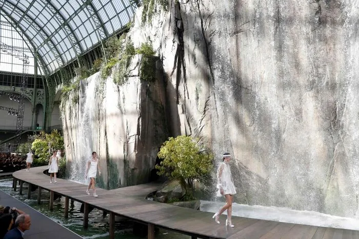 Im Eingangsbereich des Grand Palais hörte man schon von weitem ein dumpfes Rauschen. Woher das Geräusch kam, konnten die Besucher aber erst hinter einem kleinen Wäldchen erspähen.