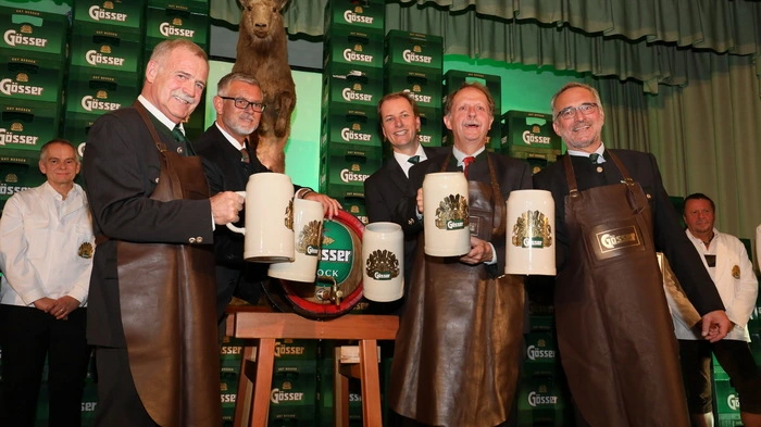 Im Gösser Bräu in Leoben wurde Freitag Abend das Bockbier angestochen. Leobens Vizebürgermeister Maximilian Jäger (l.) konnte sich dabei auf die Unterstützung von Brauunion-Generaldirektor Markus Liebl (2.v.r.) und Braumeister Andreas Werner (r.) verlassen.